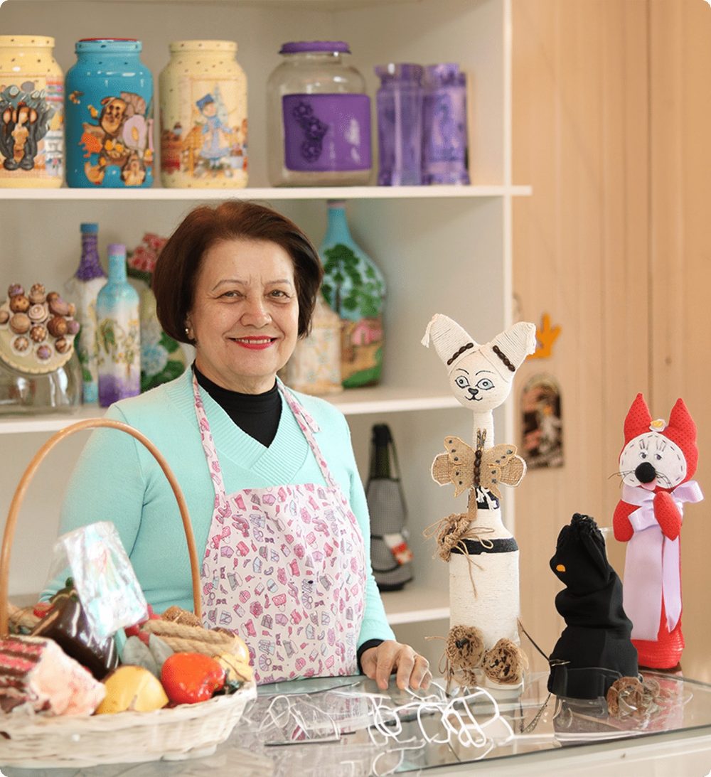 Artesã sorrindo na sua loja de presentes