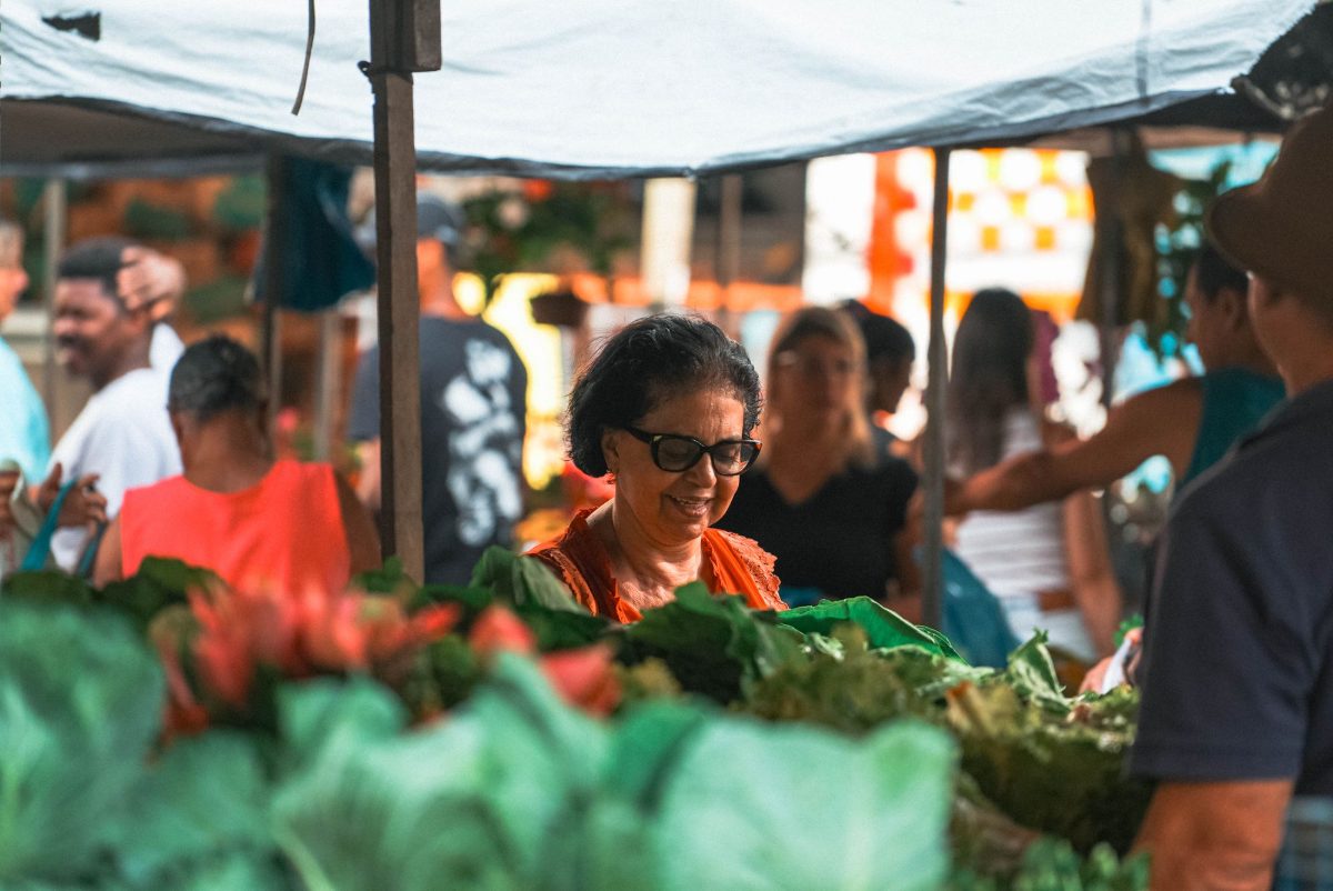 Feirante na banca de verduras