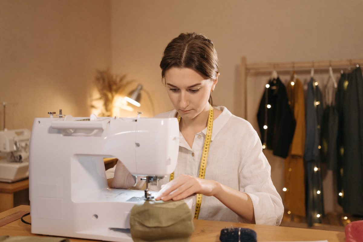 Costureira trabalhando na máquina de costura