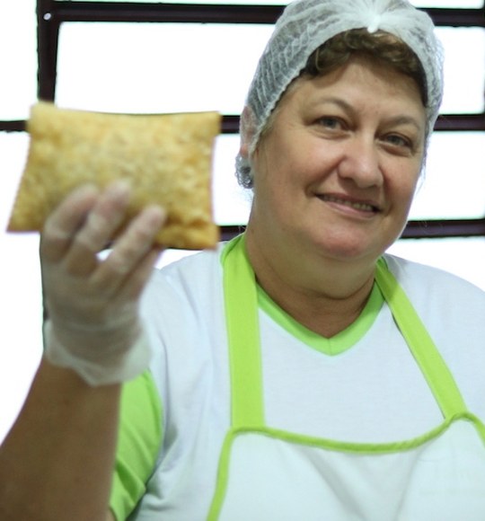 Salgadeira mostrando um pastel